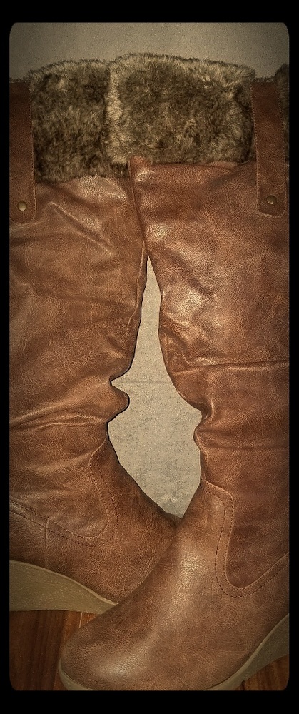 Boots with fur trim